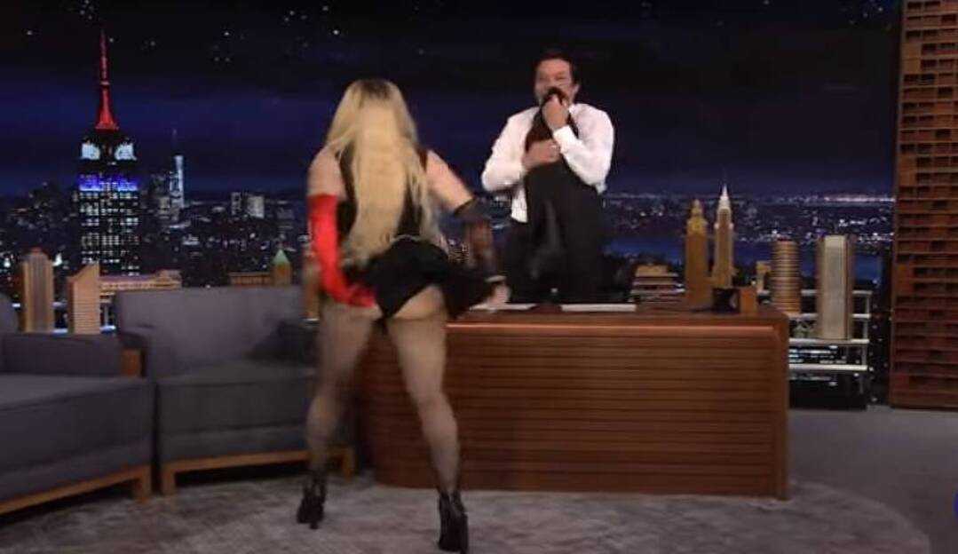 Madonna mostra a bunda e deixa apresentador do 'The Tonight Show' constrangido Lorena Bueri