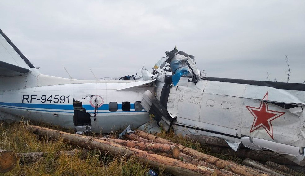 Queda de avião russo deixa 16 mortos  Lorena Bueri