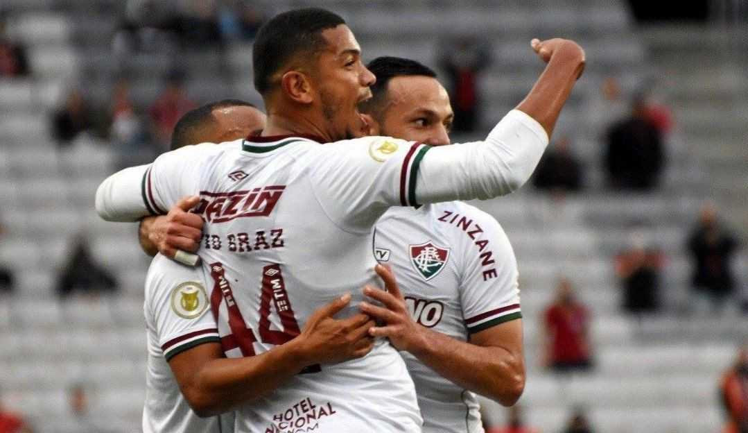 Gol contra e polêmica do VAR: Fluminense vence o Athletico-PR e avança na tabela