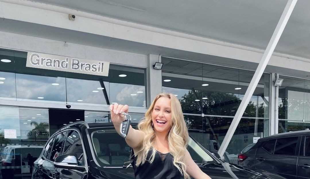 Carla Diaz compra BMW de presente para a mãe
