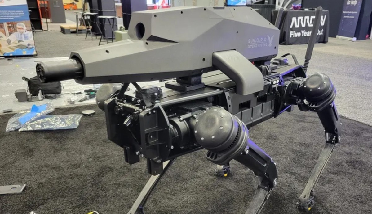 Empresas dos EUA se unem para criar cão robô armado com rifle para fins militares