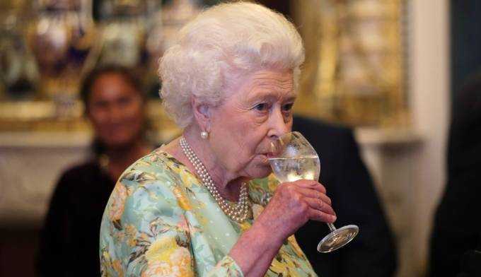 Prestes a completar 70 anos de reinado, rainha Elizabeth II é aconselhada a parar de tomar drinques regularmente Lorena Bueri
