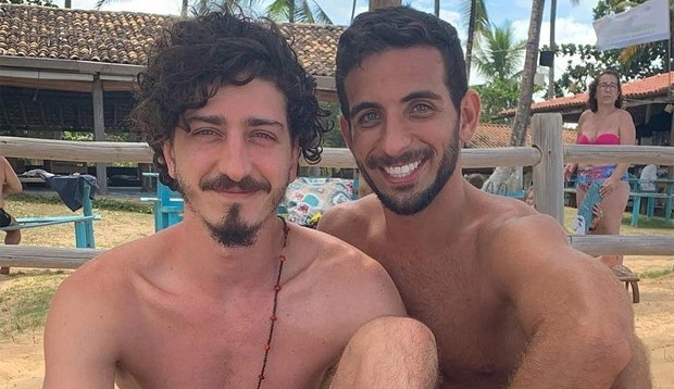 Após oito meses juntos, Johnny Massaro assume relacionamento com João Pedro Accioly