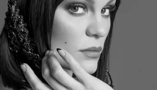 Impedida de cantar, Jessie J revela motivo que a afastou dos palcos Lorena Bueri
