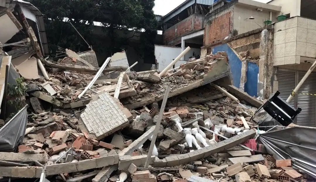 Prédio desaba e deixa um morto e três feridos em município do Rio de Janeiro