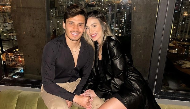 Raphael Veiga e Bruna Santana anunciam noivado em live no Instagram Lorena Bueri
