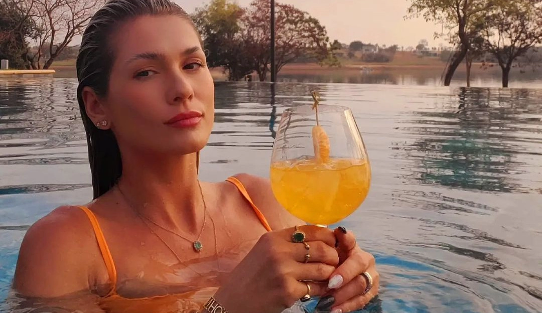 Lívia Andrade faz post em piscina e ironiza: 'Não faça drama, faça um drink'