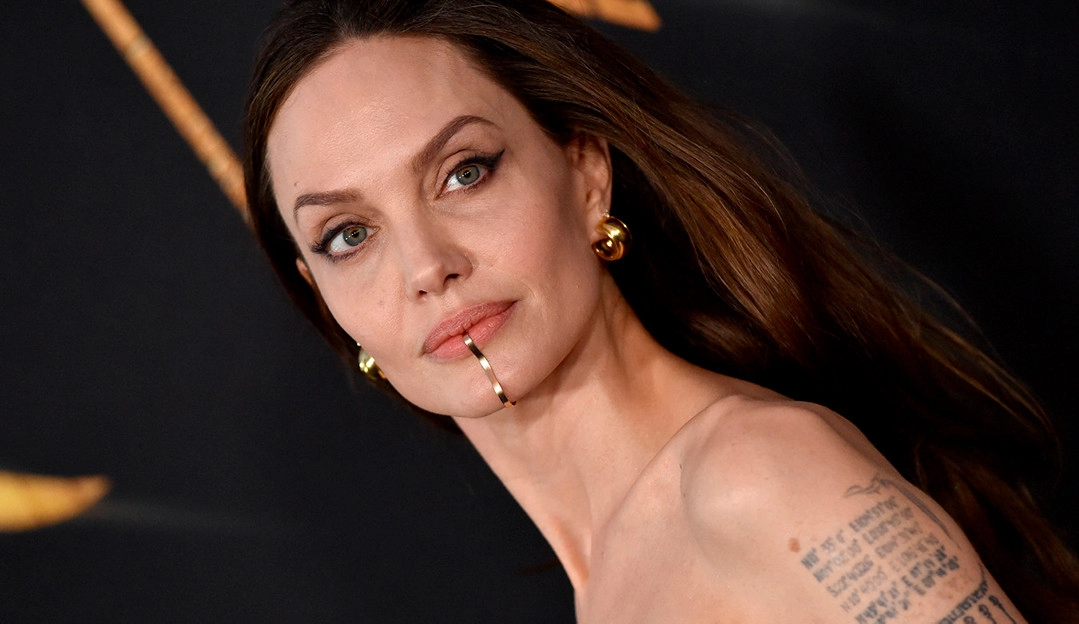 Joia facial usada por Angelina Jolie é tendência 