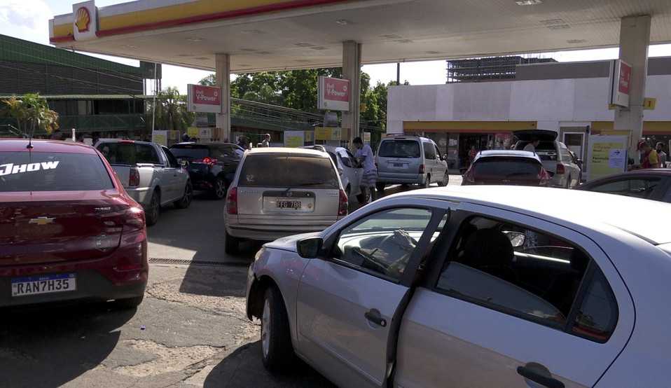 Com o alta no preço da gasolina, brasileiros vão a Argentina para abastecer 
