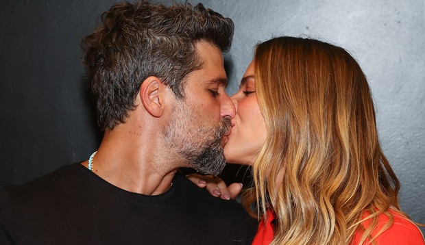 Giovanna Ewbank e Bruno Gagliasso trocam beijos em Premiére 