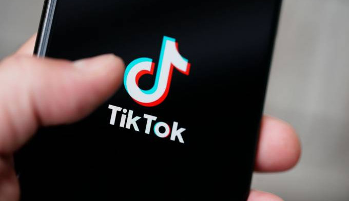TikTok pode estar causando aumento nas queixas de tiques entre adolescentes, dizem estudos Lorena Bueri