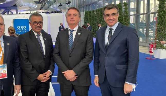 Bolsonaro discute produção de vacinas durante reunião com diretor-geral da OMS