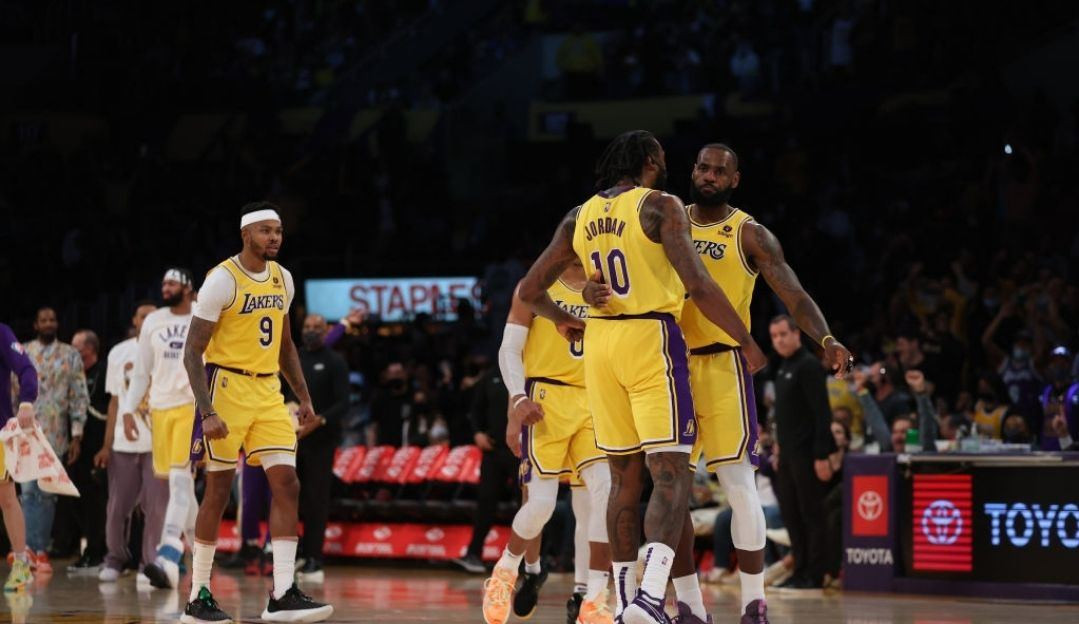 Lakers vence o Rockets com noite brilhante do trio principal