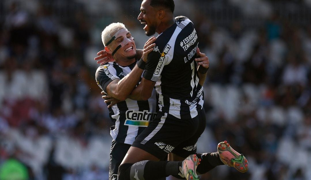 O Botafogo goleia o Vasco e assume liderança da Série B