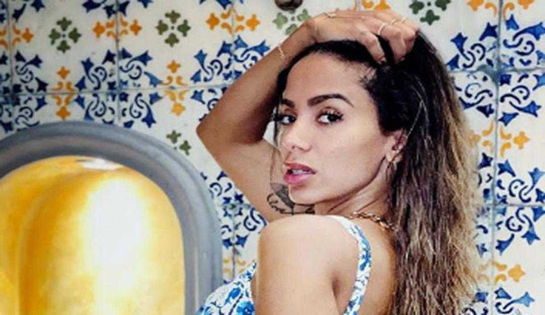 Megahair: Anitta retira aplique e mostra cabelo natural Lorena Bueri