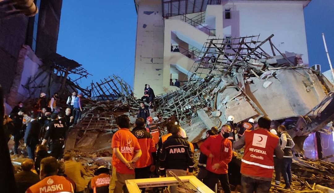 13 pessoas são levadas ao hospital após desabamento de prédio na Turquia  