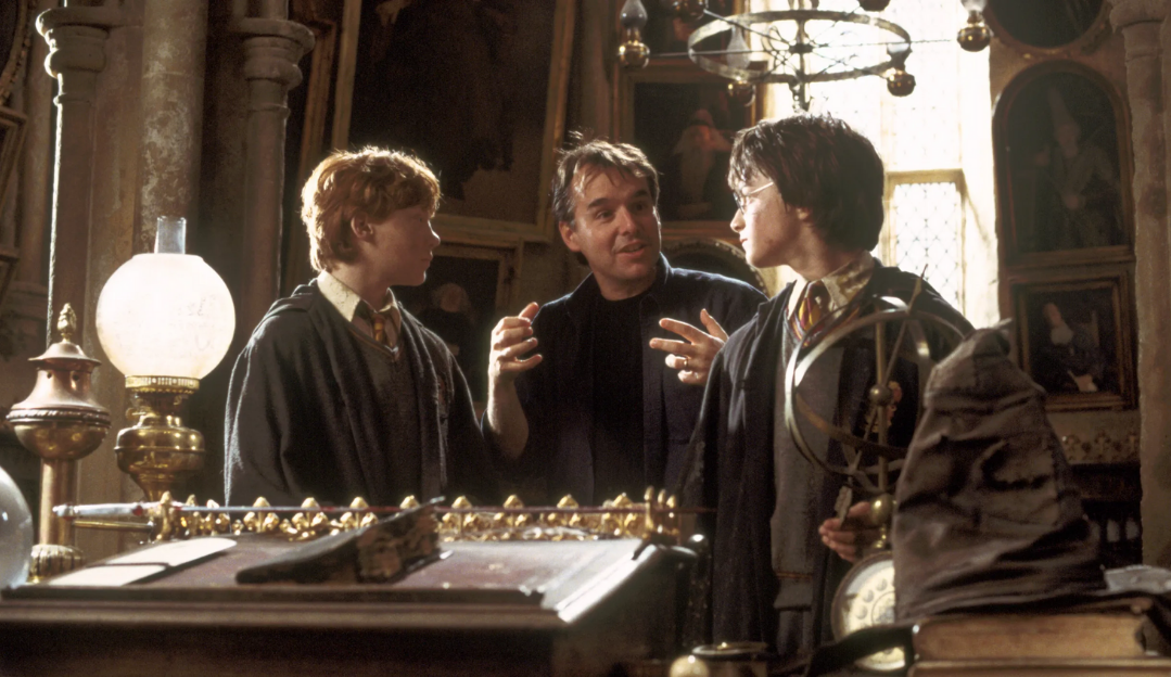 Chris Columbus revelou dificuldades para fazer a cicatriz de raio em ‘Harry Potter e a Pedra Filosofal’ Lorena Bueri