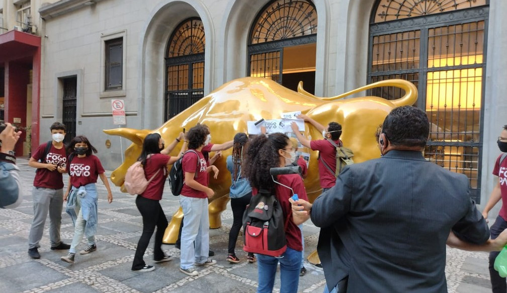 Grupos sociais protestaram na Bolsa de Valores de São Paulo