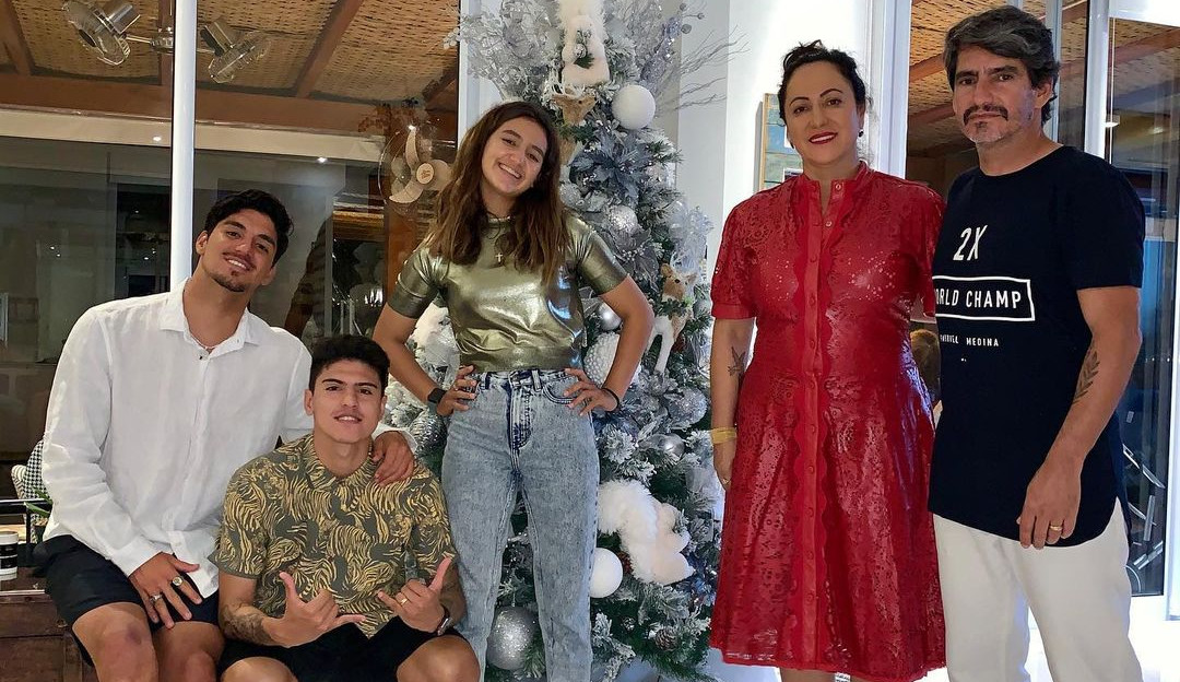 Após uma fase conturbada com o filho Gabriel Medina, Simone fala sobre ser mãe em seu Instagram