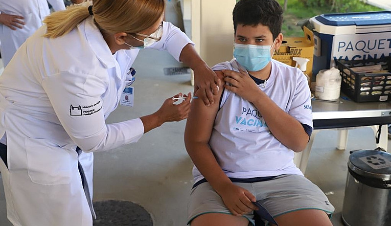 Vacina da Pfizer mostra 100% de eficácia em adolescentes após 4 meses