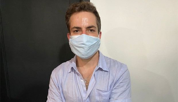 Thales Bretas se emociona com inauguração de estátuas em homenagem a Paulo Gustavo