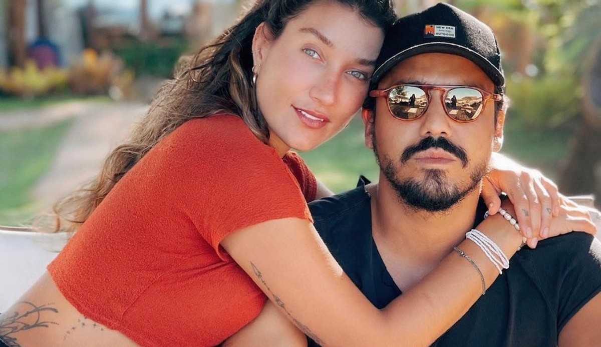 Gabriela Pugliesi posa ao lado do namorado, Tulio Dek