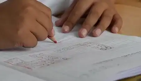 Por meio de uma avaliação escolar, criança denúncia o pai por agressão