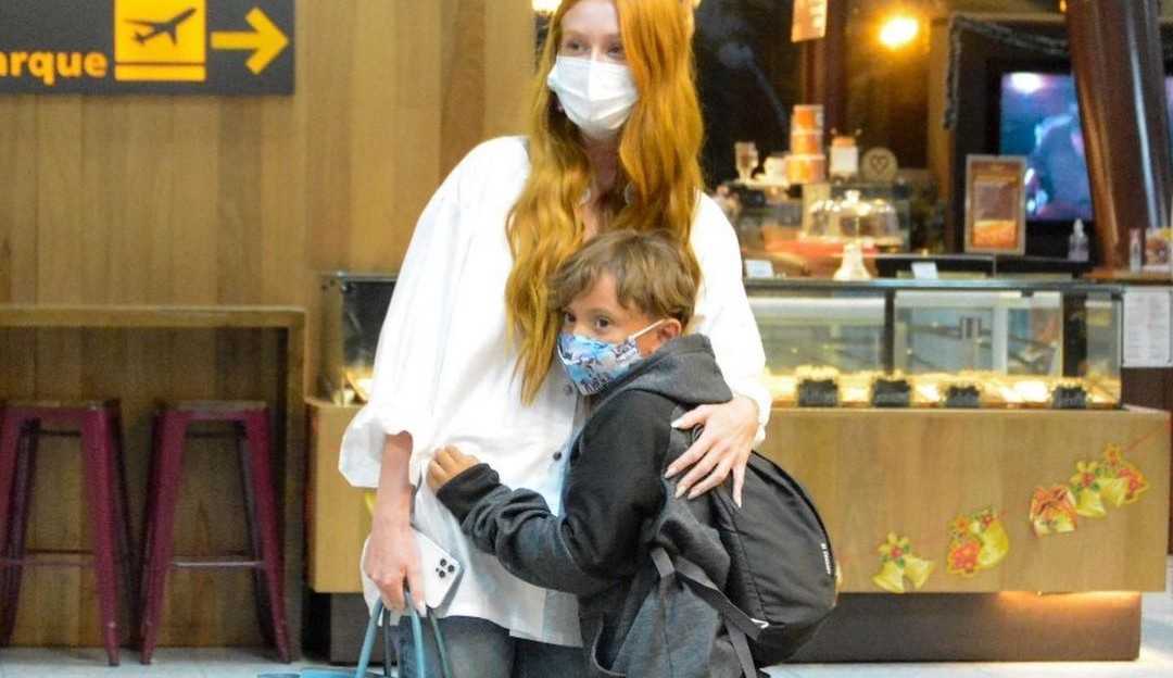 Marina Ruy Barbosa exibe bolsa de luxo em aeroporto e tira fotos com fãs
