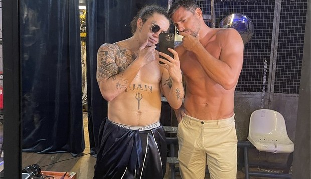 Whindersson Nunes e Cauã Reymond posam sem camisa depois de gravar