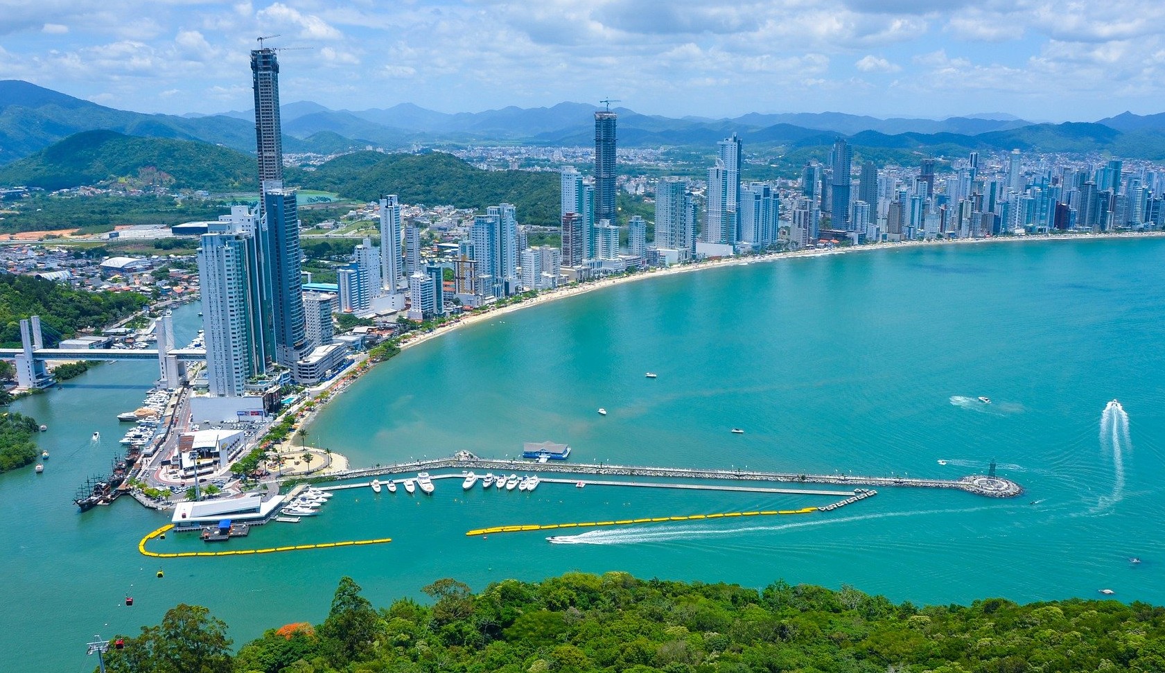 Balneário Camboriú reabre praia após alargar faixa de areia