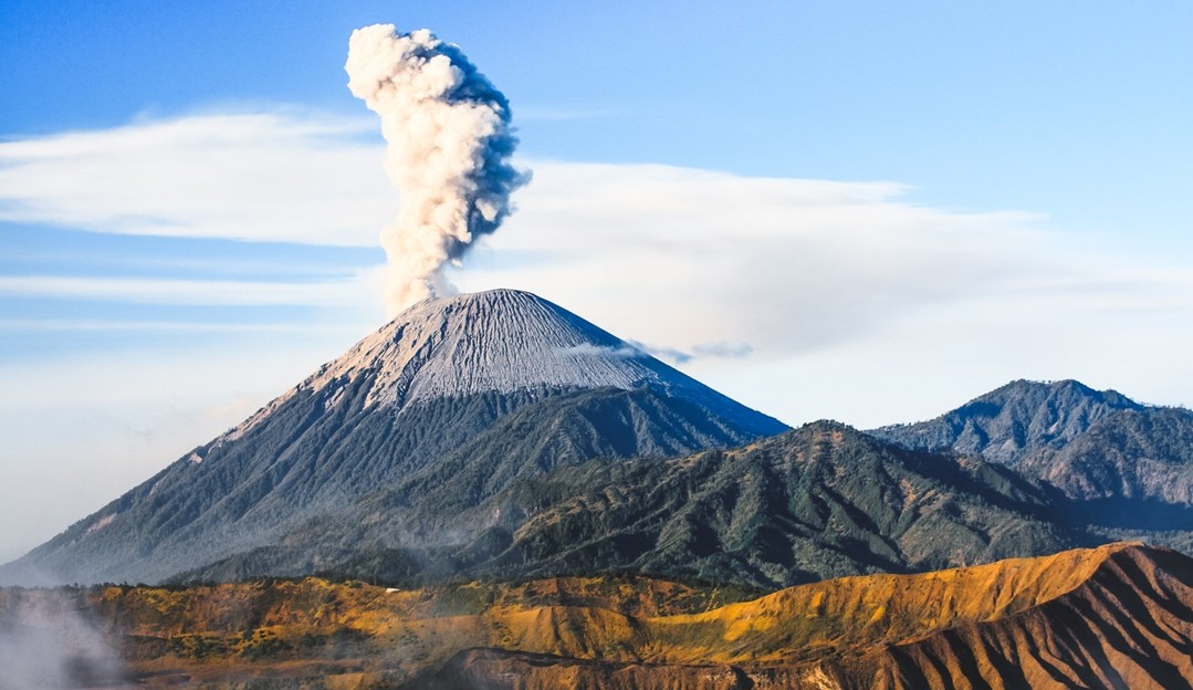 Vulcão na Indonésia: moradores fogem enquanto o Monte Semeru expele uma nuvem de cinzas gigante