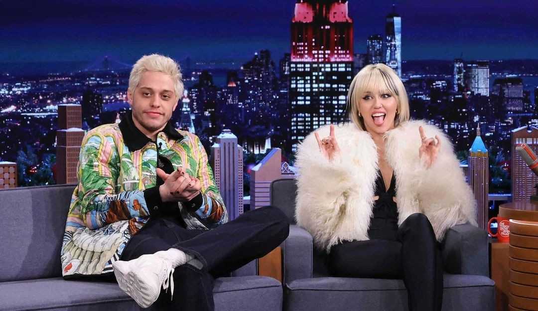 Miley Cyrus faz cover de “It Should Have Been Me” no The Tonight Show