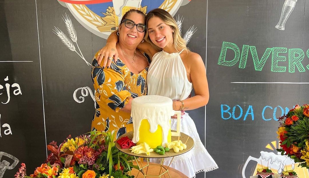 Virgínia Fonseca presenteia sua mãe com R$ 56 mil reais espalhados na cama