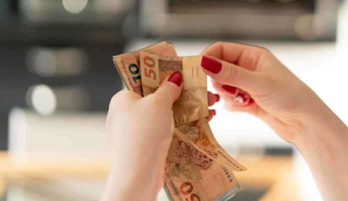 Previsão de reajuste do salário mínimo para o próximo ano chega a R$ 1.210,00