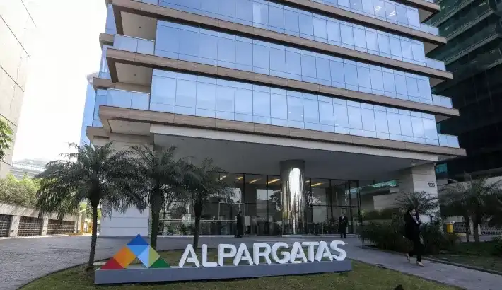 Alpargatas aplica R$ 2,7 bilhões em empresa de calçados americana