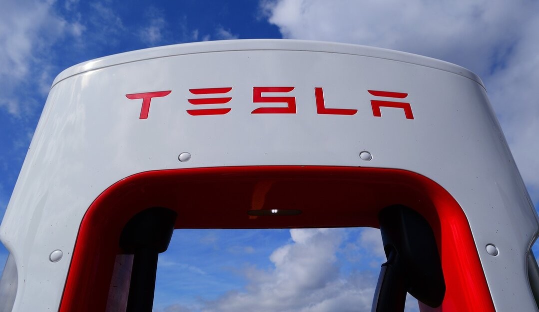 Homem explode carro Tesla ao descobrir que o conserto sairia caro