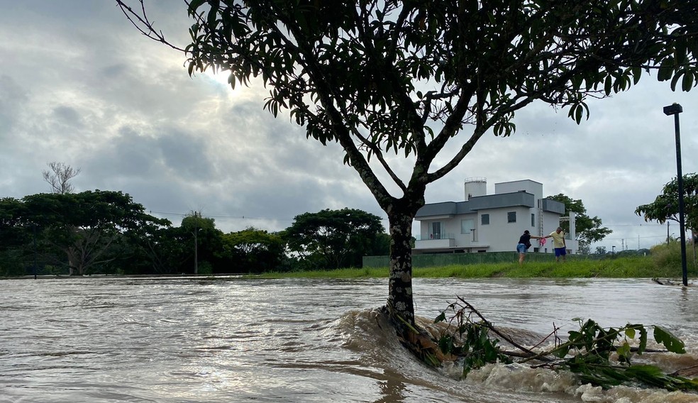 Condomínio de luxo que sofreu com alagamento, continua inundado em Ilhéus
