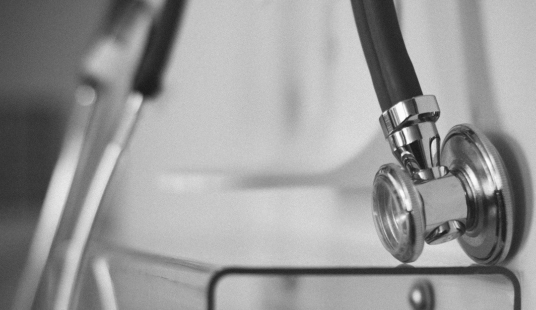 Ômicron oferece menor risco de hospitalização, diz estudo