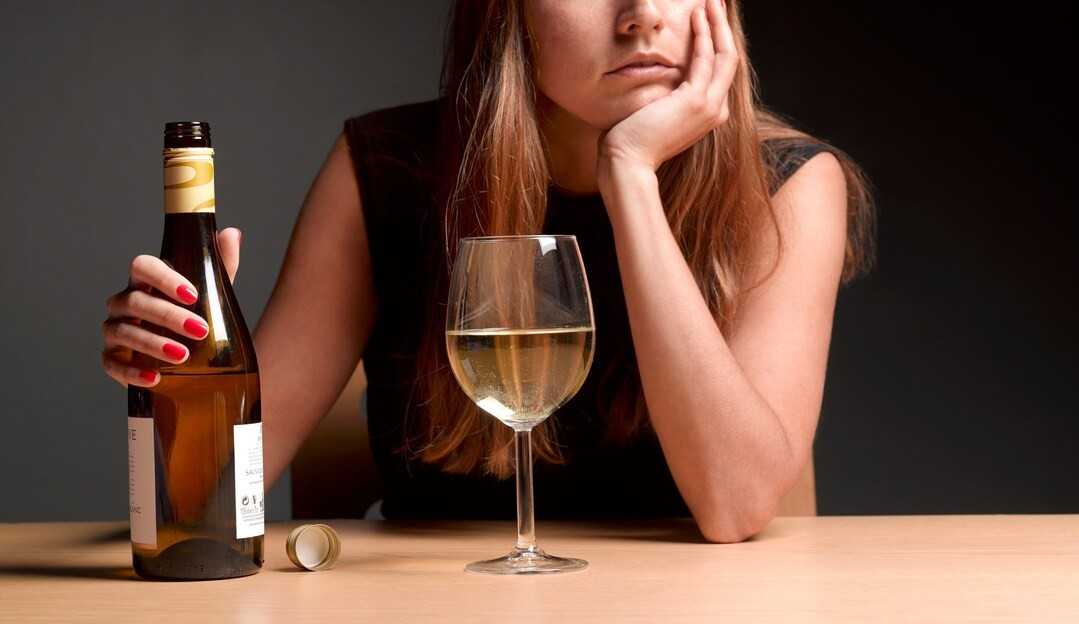 Conheça os malefícios do álcool para a pele