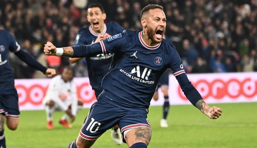 Após férias no Brasil, Neymar retorna a Paris para dar continuidade ao tratamento de lesão