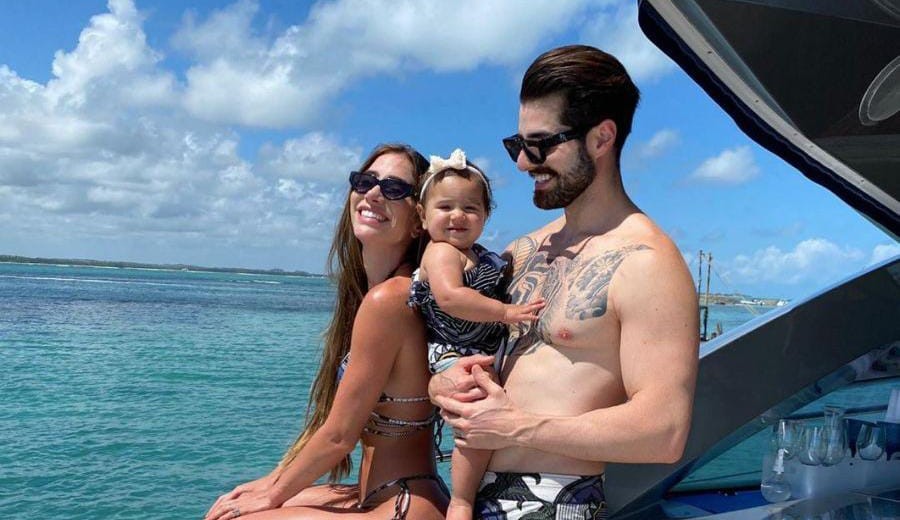 Alok curte férias em família