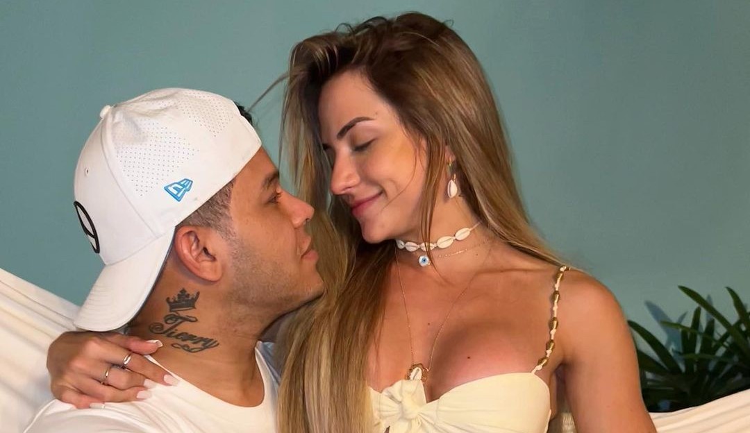 Tierry e Gabi Martins posam para fotos comemorando um ano de namoro
