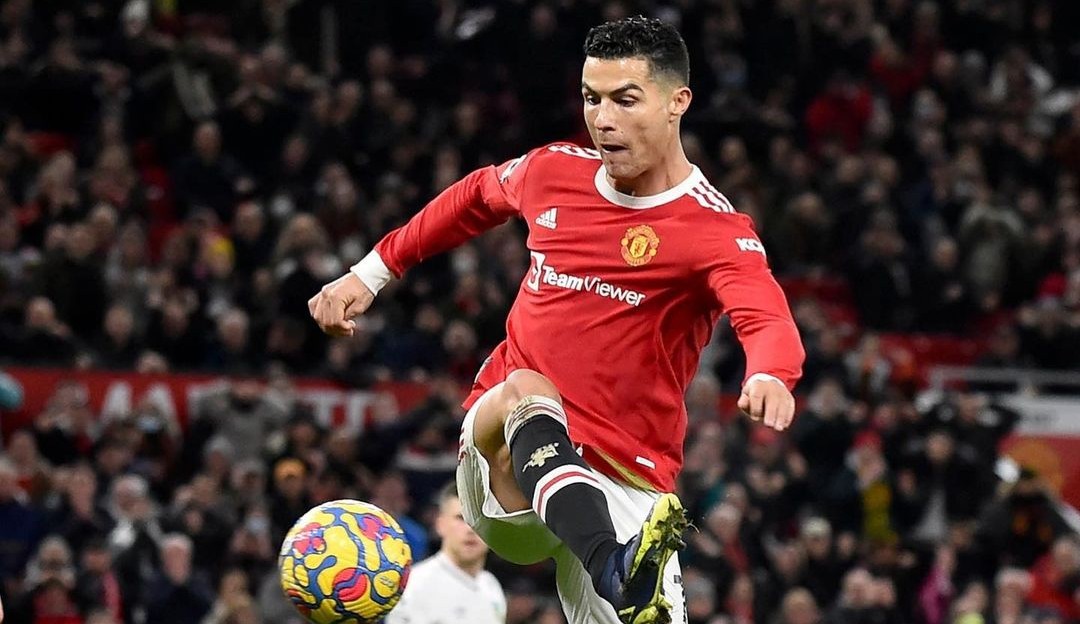 CR7, insatisfeito, divide o vestiário do Manchester United