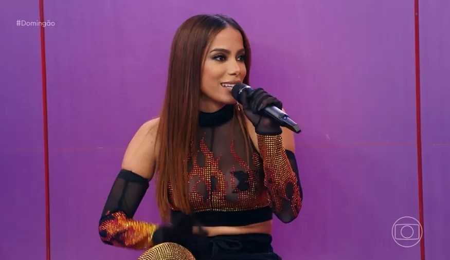 Anitta beija crush no palco do Domingão com Huck