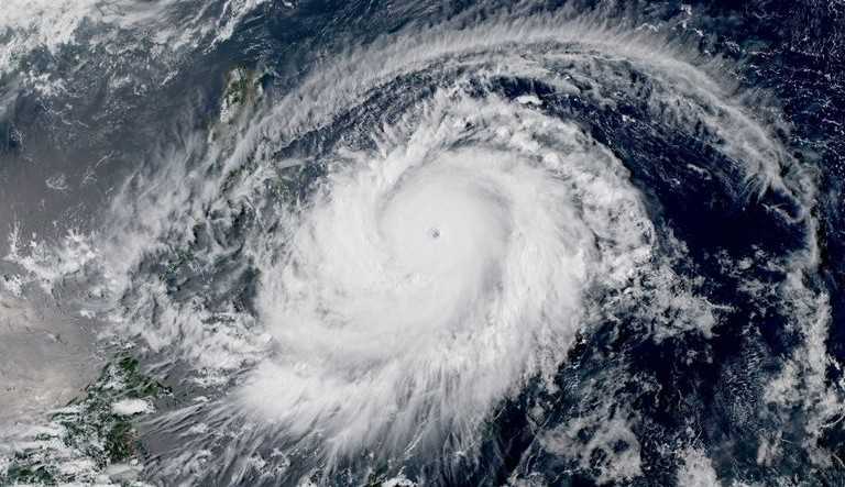 Erupção de vulcão causa tsunami e Tonga é atingida