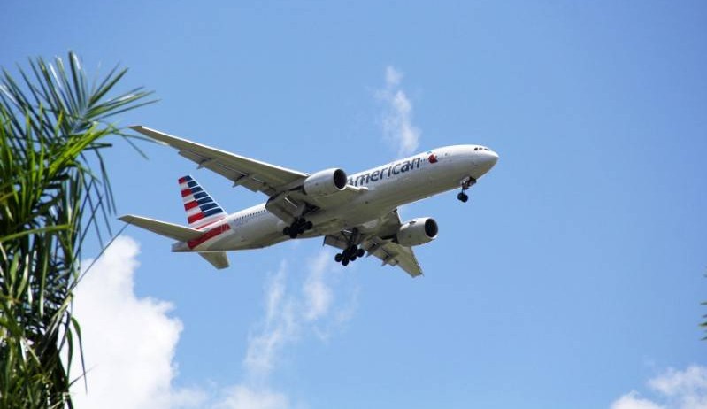 Passageiro se recusa a permanecer de máscara durante voo internacional da American Airlines