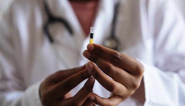 Especialistas apoiam o uso da vacina CoronaVac em crianças