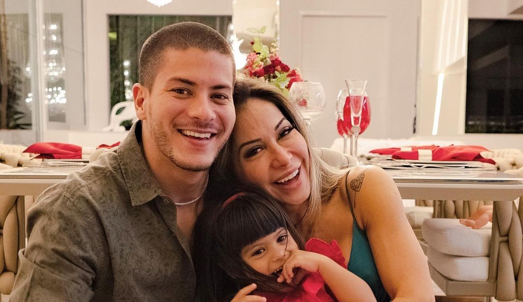 Filha de Maíra Cardi e Arthur Aguiar é internada na UTI