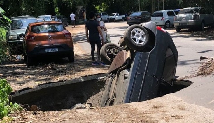 Carro é “/engolido”/ por cratera na Barra da Tijuca