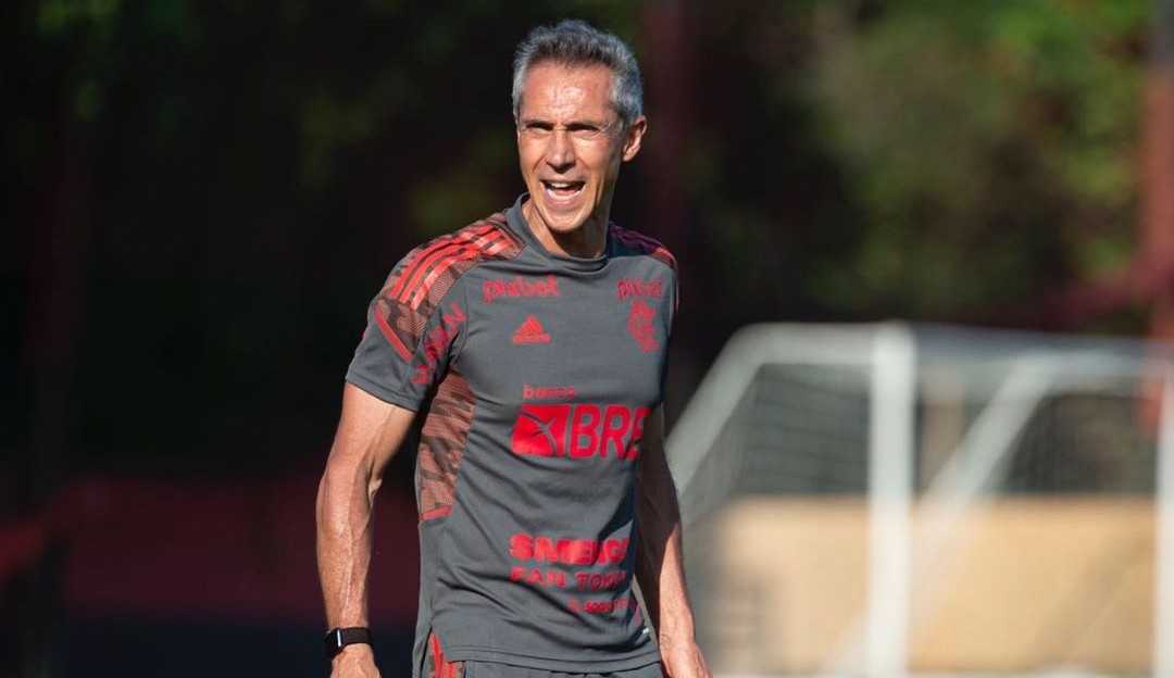 Paulo Sousa dispensa treino e comanda churrasco no Ninho do Urubu